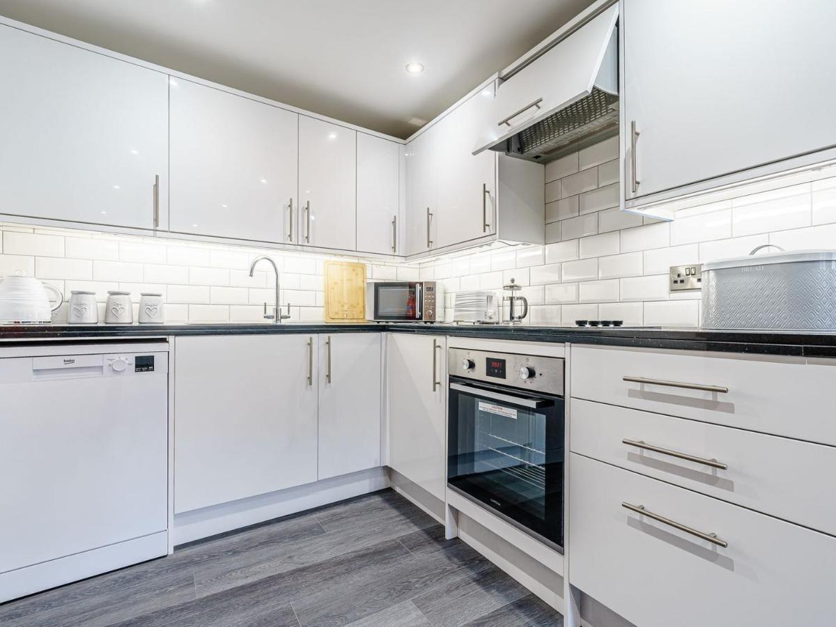 Tower Apartment Уитби Экстерьер фото